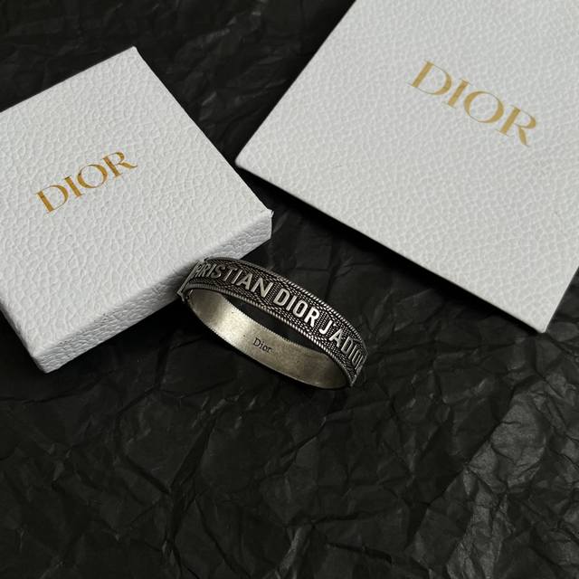 Dior 迪奥 中古 手镯 专柜一致上新 精选原版一致 黄铜材质 甜美气质高雅。