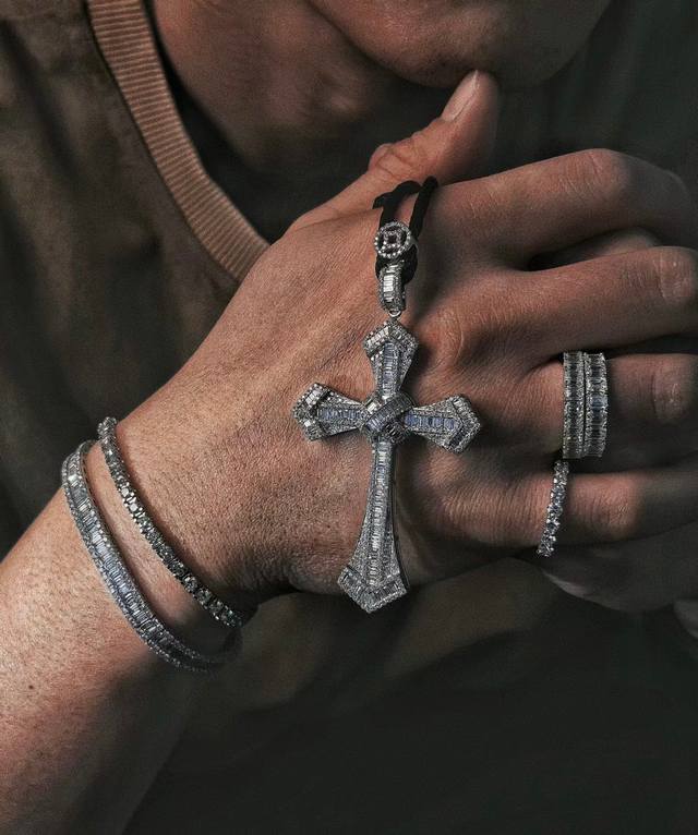 大号十字架 Cartier卡地亚十字架项链！进口镶钻项链 精致小巧百搭款价格P漂亮高尚大气好美 带Logo亚金材质