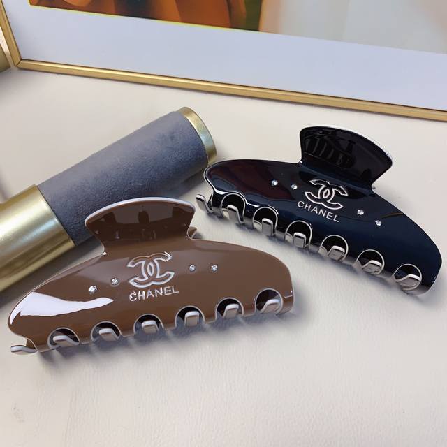 Chanel小香 Chanel抓夹 醋酸Logo抓夹气质百搭日常精致小单品 小仙女必入单品 宝藏款 闭眼入推荐款 单个 配发箍盒