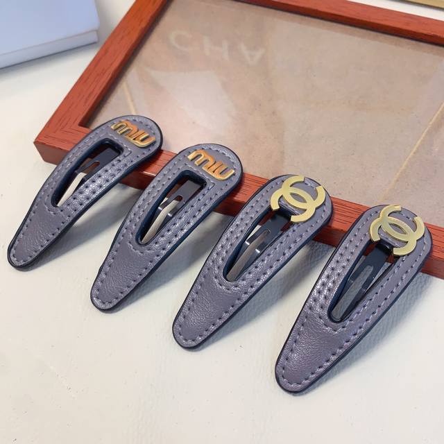 Chanel小香 Miumiu缪缪 羊皮钛钢Logo刘海夹Bb夹压夹日常精致小单品 气质百搭小仙女必入单品 宝藏款 闭眼入推荐款 一对