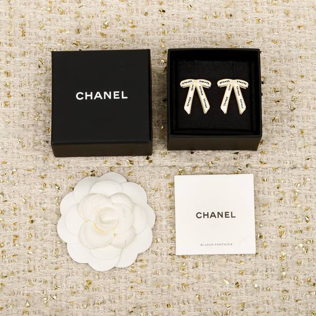 250552 我们出品 预售17号左右出货，最爱的Vintage遇到绝对不能错过 香 黑字母白丝带蝴蝶结耳钉 中古款！美得不可方物，太戳中我的心了超级推荐！必入