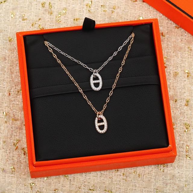 205137 我们出品 猪鼻子满钻项链 可订做18K真金真钻版，只做对版真金货，价询客Fu 925纯银材质电镀厚金 这条项链算是最近的惊喜之一，小巧精致的Con