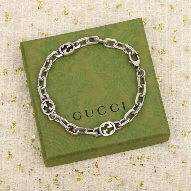 205180 我们出品 互扣式双G银手链 Zp价格 0， Zp为纯银材质，量大咨询客Fu 这款手链采用纯银材质，匠心点缀经典的互扣式双G细节。作为品牌的典藏符号