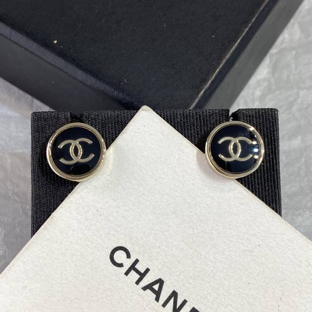 Xe0254 香25K 黑金Mini 圆黑耳钉 25冬季最新款火爆来袭！现货老规矩先到先得超精美的一对耳钉，经典的金黑配色，黑色珐琅再加上Mini的小身材，侧面