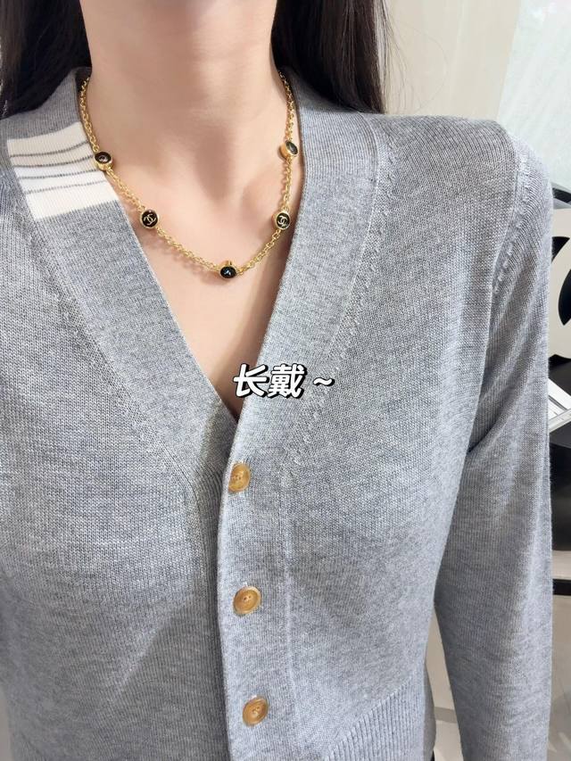 250546 我们出品 预售12号左右出货，Zp9750，量大咨询客Fu 香 金黑双C水钻圆饼项链 辛芷蕾同款25最新款！全网首发现Huo哇哇，太美了经典的金黑