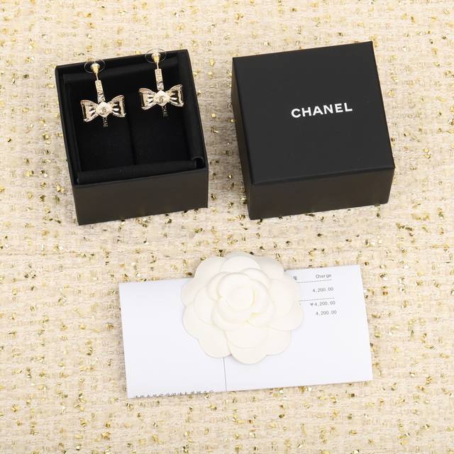 206093 我们出品 Zp5460,认准真正购入Zp开发的！量大咨询客Fu Ch Nel蝴蝶结双C耳钉 每期必入的经典双C耳钉，一致Zp黄铜材质滴油工艺，上耳