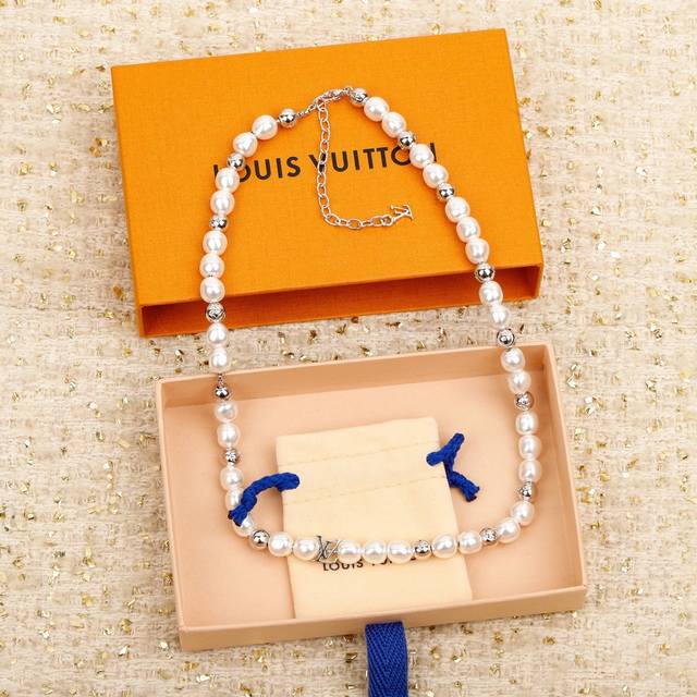 208801 我们出品 Zp9690，王鹤棣同款量大咨询客服 驴家最新款珍珠项链手链 非常精美好看，强烈推荐每一款都要入老规矩！先抢先得，全部采用施华洛珍珠，一