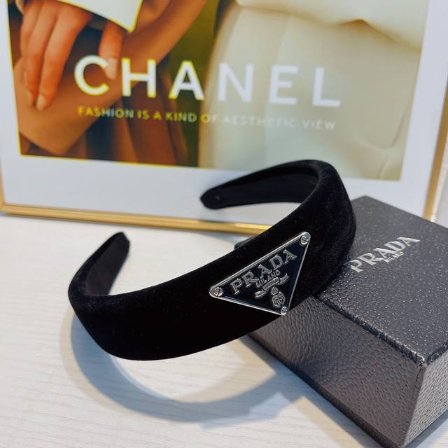 Prada普拉达 Prada发箍 秋冬新款丝绒三角牌Logo发箍 气质优雅百搭 韩版小仙女必入单品 宝藏款 闭眼入推荐款 单个