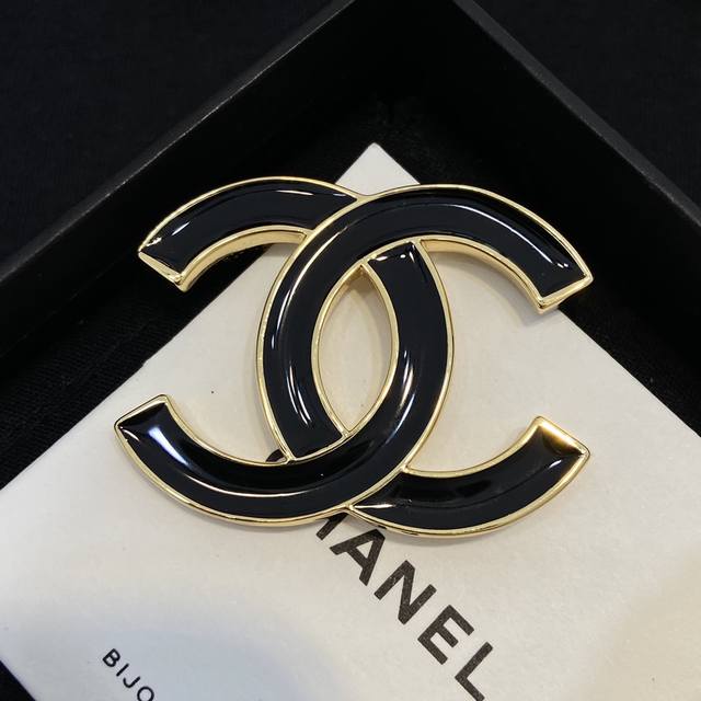 Xz0127 Ch Ne L 香 儿24S黑色珐琅胸针 24春夏最新款绝美系列！全网首发！老规矩先买先得闭眼冲太爱啦超有Vintage的味道！非常推荐！“流行稍