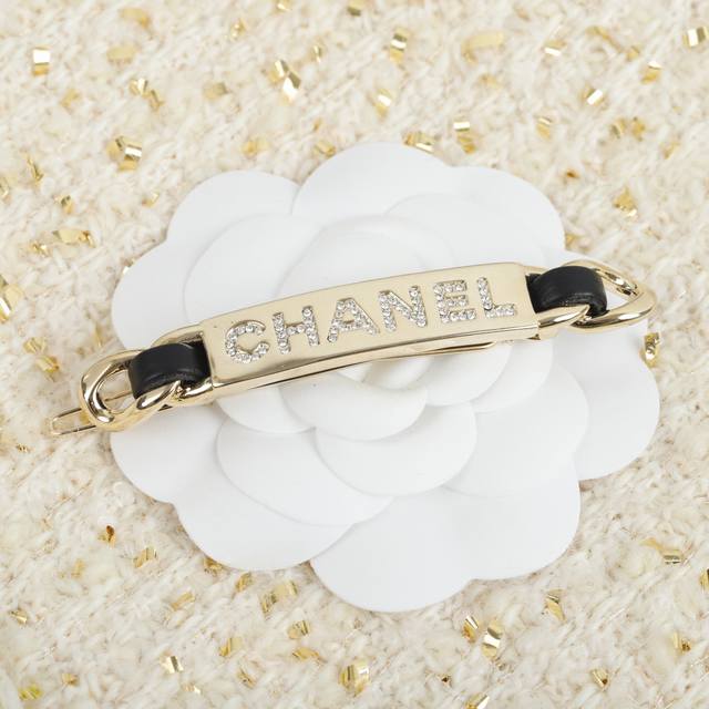 203635 我们出品 量大咨询客Fu！ Ch Nel双C满钻水晶发夹，一致Zp颗颗施华洛世奇水晶进口小牛皮，表面抛光精细，属于经典万年常青款，非常推荐入