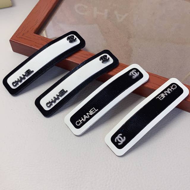 Chanel小香 Chanel发夹 牛皮Logo压夹Bb夹边夹日常精致小单品 气质百搭小仙女必入单品 宝藏款 闭眼入推荐款 一对