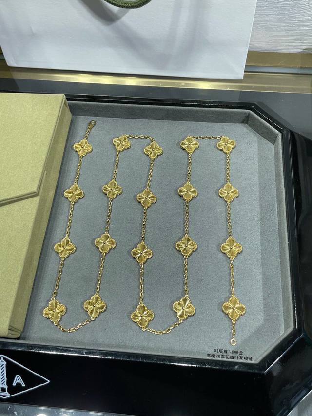 Vca二十花镭射项链 Zp 000+，精工纯银厚金电镀，Zp真正的菱形◇龙虾扣 这是梵 雅宝所珍爱的设计风格，以灵动的美学唤起对自然生生不息的遐想，将不同材质和