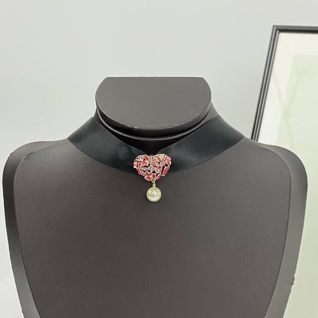 编码N847 0267820 Dior项链热销款火爆上新 迪奥镂空浮雕爱心织带颈链 镂空的蝴蝶花朵组成的爱心形状，每一个蝴蝶花朵上面纯手工绘制的花蕾细节太美太精