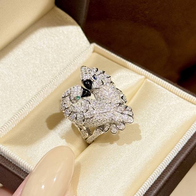A6127 卡家高级珠宝 鹦鹉系列 鹦鹉 戒指 历时数千小时才开出来的版 闪耀的锆石镶嵌 鹦鹉的造型生动有趣 为您呈现超越材质的极致之美见证致臻珠宝的完美瞬间