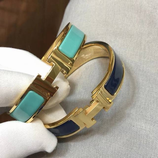 高版本H家珐琅手镯 ， 超正珐琅配色均匀而有光泽 ，五金亲肤又有份量 随便一上手，都非常百搭时尚。12038240