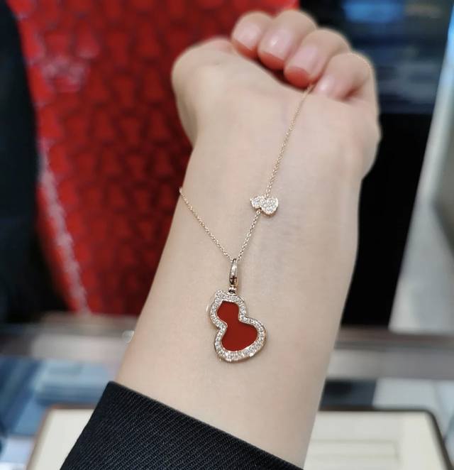 Qeelin麒麟大号葫芦红玛瑙项链 现货葫芦谐音＂福禄＂，寓意有福！好看又有内涵，简直毫无抵抗力！高品质，超精工，镶嵌八心八箭高碳钻和红玛瑙 自带光泽，每片独一