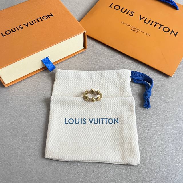 新款原单货Lv 复古 戒指Louis Vuitton 路易威登 戒指专柜一致材质 火爆款出货 设计独特 复古前卫 男神、美女必备。 码数：6 7 8 9码。