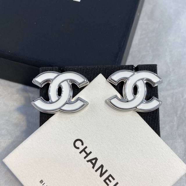 Xe0401 香 白色滴油双C耳钉 25S夏季最新款！老规矩先买先得！闭眼冲绝对不会出错的款式！非常经典高级！这是一款十年后拿出来也还会是很喜欢的款式！巨巨巨百