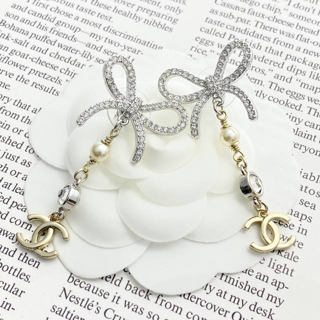 今日新款 编码E3209 0257820 香奈儿耳钉热销爆上新 Chan 25 银色水钻蝴蝶结流苏耳环 清冷银色满钻镂空蝴蝶结搭配珠钻流苏吊坠浅金小双Ｃ 金银拼