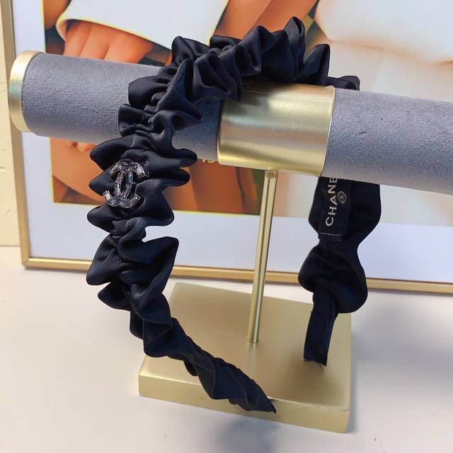 Chanel小香 Chanel发箍 褶皱轻奢风发箍气质百搭小仙女必入单品名媛风十足～宝藏款 闭眼入推荐款 单个