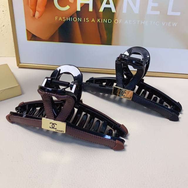 Chanel小香 Chanel抓夹 皮革Logo抓夹气质百搭日常精致小单品 小仙女必入单品 宝藏款 闭眼入推荐款 单个 配发箍盒