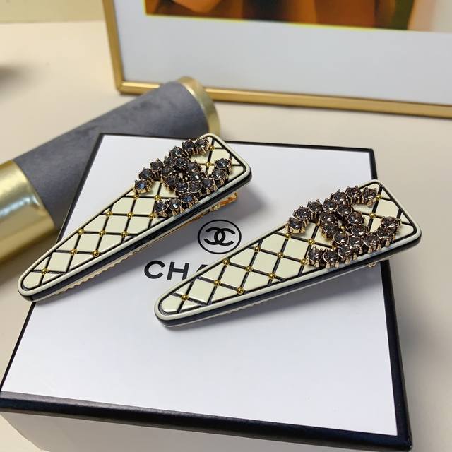 Chanel小香 Chanel发夹 菱格Logo压夹边夹日常精致小单品 气质百搭小仙女必入单品 宝藏款 闭眼入推荐款 一对