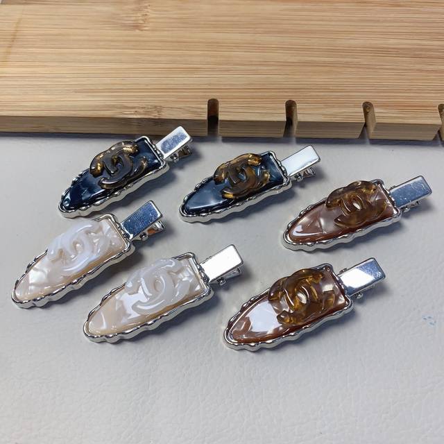 Chanel小香 Chanel发夹 新款Logo压夹边夹日常精致小单品 气质百搭小仙女必入单品 宝藏款 闭眼入推荐款 一对