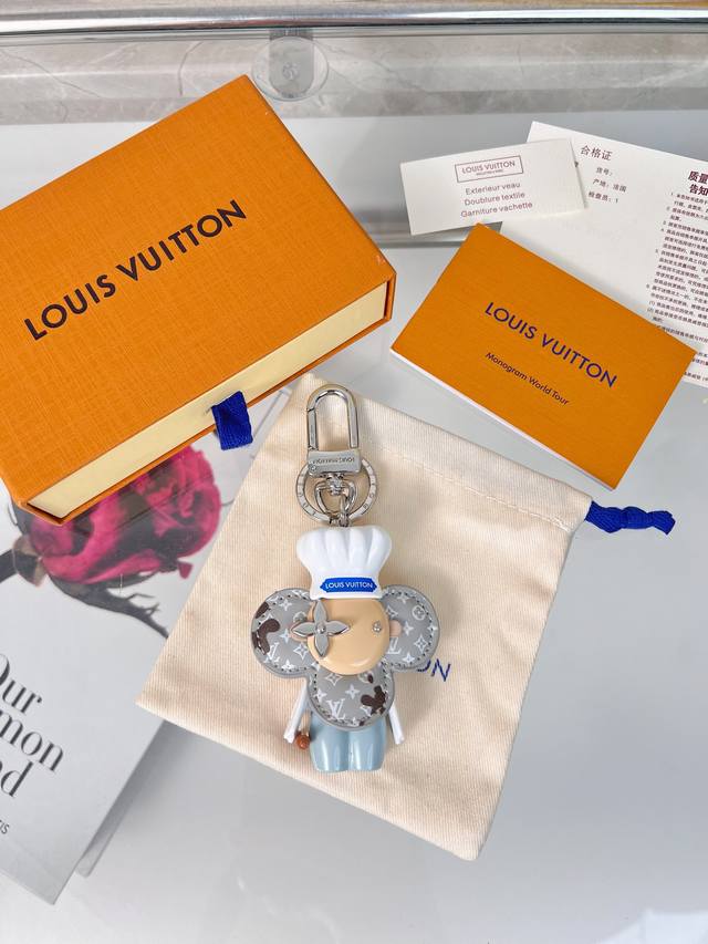 新品 M1990 太阳花公仔钥匙扣 挂件挂饰 Louis Vuitton 路易威 薇薇安 钥匙扣 包挂 Pu材质 五金为钢 原版Logo