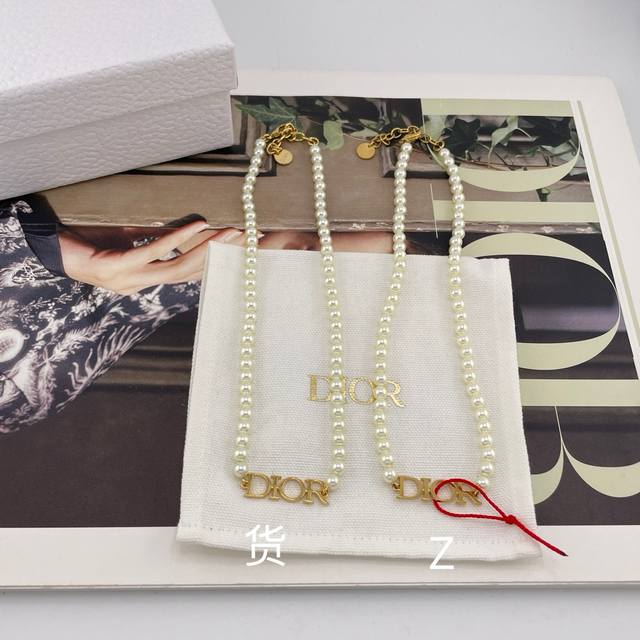 高品质 细节如图 0800120 D 字母珍珠项链 Z 5800，量大咨询客Fu全网独家首发Omg Omg Omg太美太好看了吧！戴上美的不像话经典的字母Log