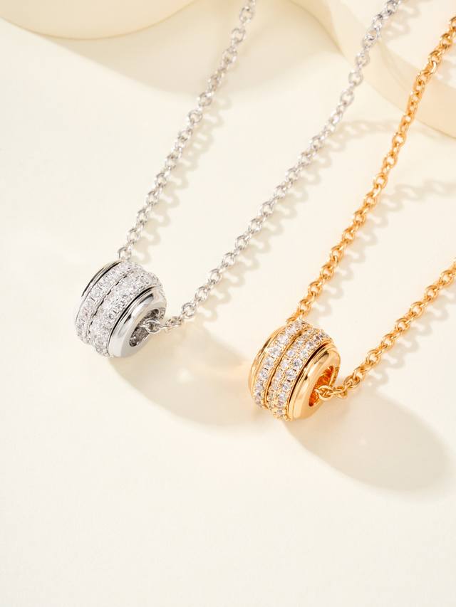 不容易撞款 伯爵时来运转满钻项链，Possession三圈满钻项链～ 钻石是可以转动的，所以又叫“时来运转” 这款是大号满钻 所以 我叫它“大满赚” 钻石又白又