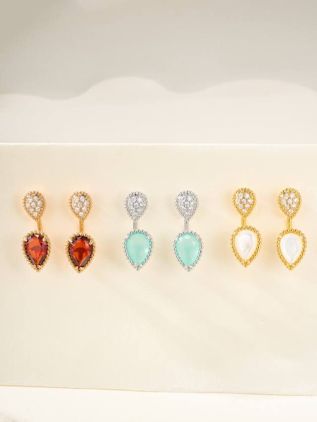 Boucheron宝诗龙Serpent BohèMe系列波西米亚水滴镶钻耳环，璀璨水滴尽显灵动魅力。 无论你是日常佩戴还是参加活动，都在举手投足间透露着独一无二