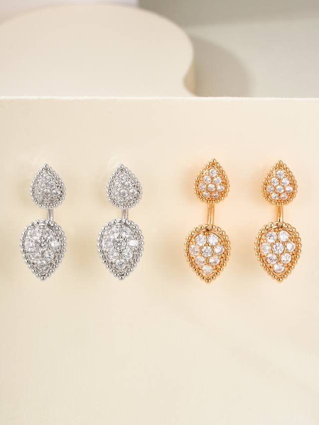 Boucheron宝诗龙Serpent BohèMe系列水滴满钻耳环，璀璨水滴尽显灵动魅力。 无论你是日常佩戴还是参加活动，都在举手投足间透露着独一无二的美丽。