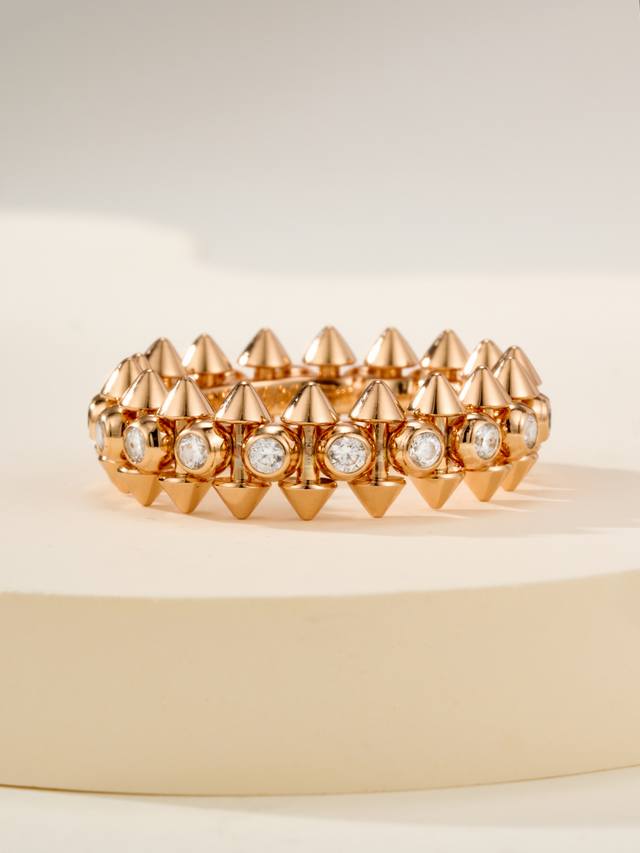 尺寸6789美号 新品铆钉戒指，Clash系列戒指鲜明利落的立体造型，圆润细腻的触碰感。这个系列属于打破传统设计的，精湛而复杂组合工艺，让每一颗铆钉都能转动。