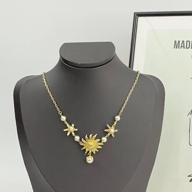 编码N975 0267825 Dior项链热销款火爆上新 迪奥立体浮雕金色太阳花Cd珍珠项链 Dior Chardons 系列，展现象征着保护、韧性和自由的苏格