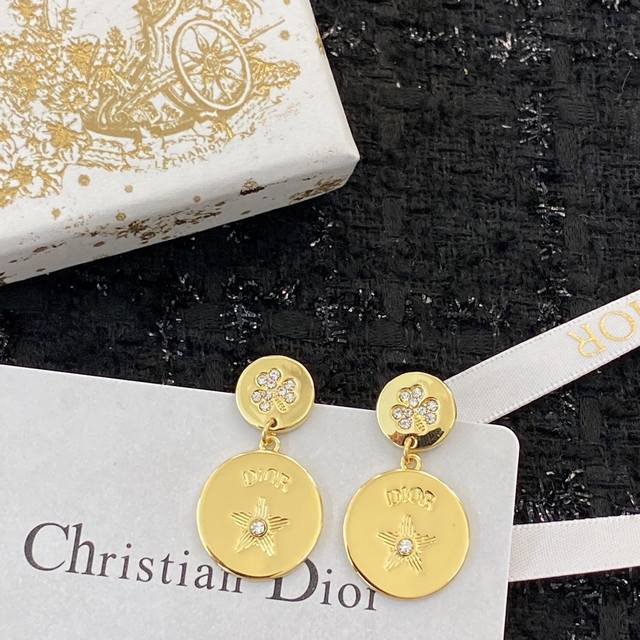 今日新款 编码E136 0847845 迪家耳钉热销款火爆上新 同步专柜独家高端品质实拍图代购级别做工精致细腻重工版本超级仙女唯美的一款做工超级细心无漏洞媲美Z