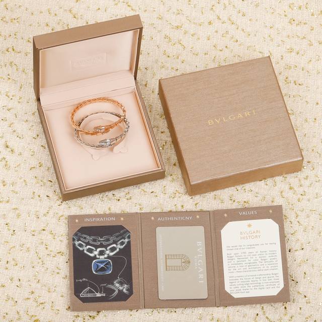 204310 我们出品 蛇手镯带钻 Zp90 300+认准唯一一家真正购入珠宝类Zp开发的，可订做真金真钻，只做对版Zp真金货，Pk市面各种金货量大咨询客Fu