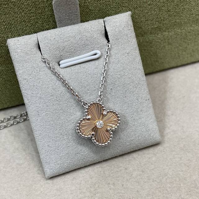 V A 梵 雅宝 圣诞车花项链 这是梵 雅宝所珍爱的设计风格，以灵动的美学唤起对自然生生不息的遐想，将不同材质和谐结合，牵引出温柔慈爱的生命活力，Vintage