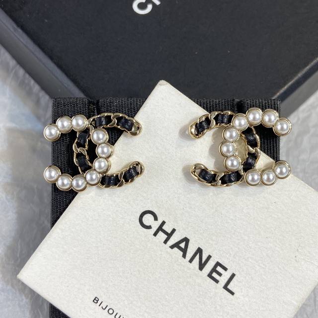 Xe0692 香 皮穿半珍珠耳钉