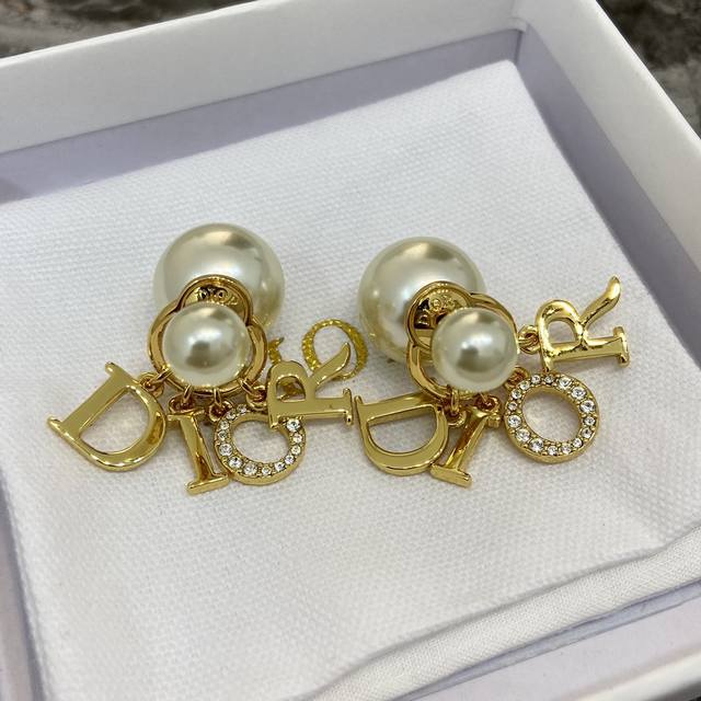 De155 Di R 迪 字母耳钉 韦雪同款太太太好看了，我们一致致Zp，黄铜材质，颗颗施华洛水晶，Silver Shadow颜色 每个字母的棱棱角角跟足Zp来