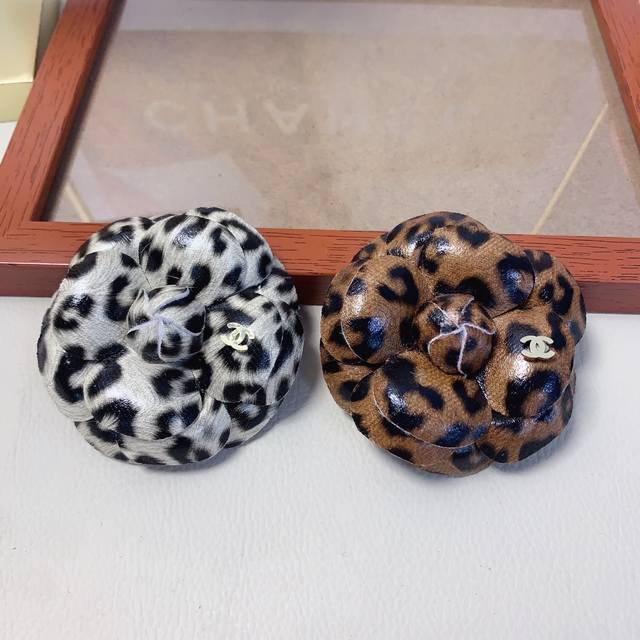 Chanel小香 Chanel胸针 轻奢小香风豹纹山茶花胸针发夹两用款精致小仙女必入单品 宝藏款 闭眼入推荐款 单个