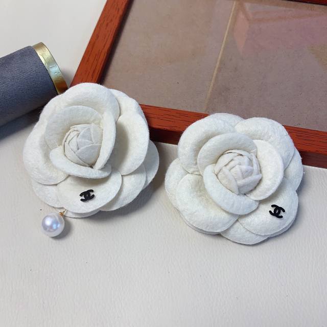 Chanel小香 Chanel胸针 轻奢小香风山茶花胸针精致小仙女必入单品 宝藏款 闭眼入推荐款 单个