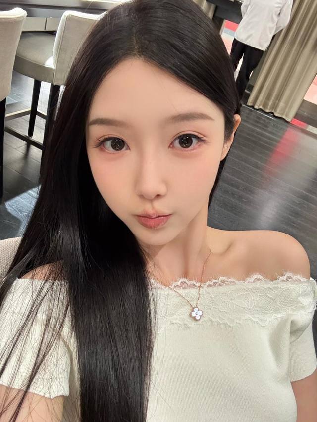 纯银 V金 我们出品 圣诞限定款式，四叶草贝母带钻项链，Z批 46800认准唯一一家真正购入珠宝类Z批开发的，可订做真金真钻版，只做对版真金货，价询客Fu 终于