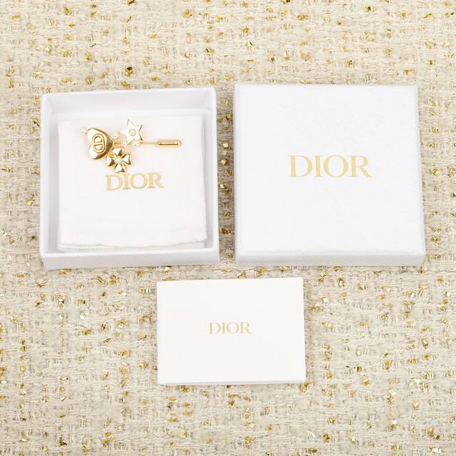 我们出品 Z批 4420，量大咨询客服 Dor珍珠星星四叶草爱心Cd胸针 25春夏最新系列我真的沦陷在这个季度里了～太太太美了爱不释手，每一款上身都特别的好看，