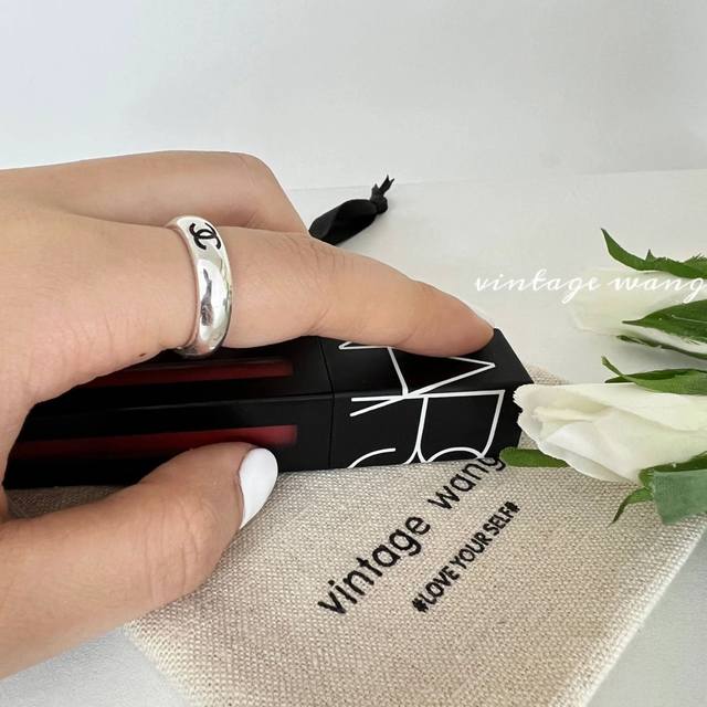 我们出品 量大咨询客Fu Chan L双C纯银戒指 ，Z批跟我们家出品一样的纯银材质，可以说是一模一样Z批，[机智][机智]又给你们省钱了哈也欢迎全网对比，只与