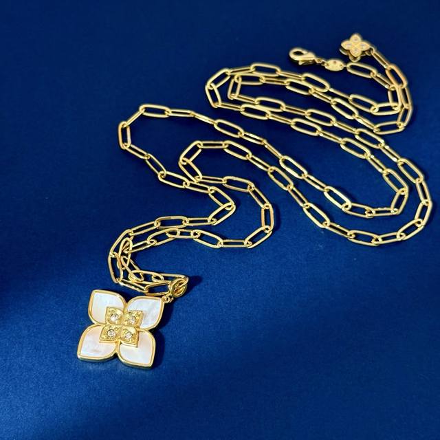 新款毛衣链 Rc80 Roberto Coin珂瑛 贝壳玛瑙镂空四瓣花 四叶花长款项链毛衣链 黄铜材料电镀18K金 6个色:金黑玛瑙 金青金 金蓝松 金蔷薇粉