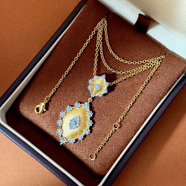 意式浪漫布契拉提风复古风锦缎质感大小双个弧边菱形金色拉丝白金色带钻镂肌雕花小花围绕金银撞色项链 黄铜材料电镀18K金 重量约5.8G 尺寸约:吊坠总长4.7Cm