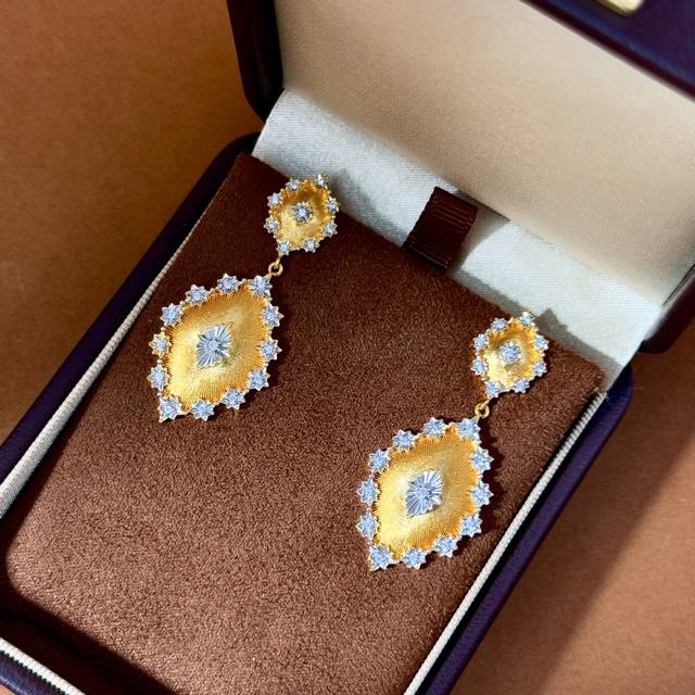 意式浪漫布契拉提风复古风锦缎质感大小双个弧边菱形金色拉丝白金色带钻镂肌雕花小花围绕金银撞色耳钉 黄铜材料电镀18K金 尺寸:总长约4.7Cm 上宽约1.2Cm