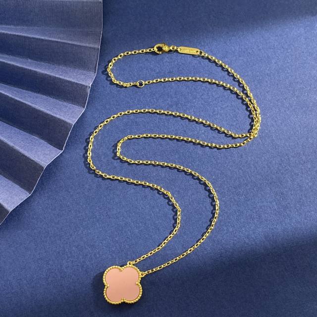 Fk80 梵克雅宝Vca 白贝母黑玛瑙红玛瑙绿孔雀石四叶草四叶花中长款项链 黄铜材质 金色+10个色 重约6G 项链约长55Cm+5Cm 四叶花约2Cm*2Cm