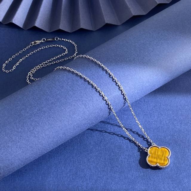 Fk80 梵克雅宝Vca 白贝母黑玛瑙红玛瑙绿孔雀石四叶草四叶花中长款项链 黄铜材质 银色+10个色 重约6G 项链约长55Cm+5Cm 四叶花约2Cm*2Cm