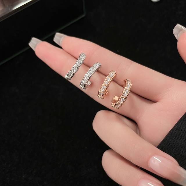 Bvser批Entivi批Er耳环 充满诱惑和迷人的感性，以此向其灵兽致敬。金属镶钻拼接天然石，呈现灵蛇独有的蔓延弯曲，美丽的鳞片萦绕，闪烁动人光芒。 蛇型耳环